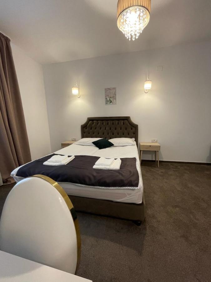 Hotel Cochet Boutique Târgu Jiu Esterno foto