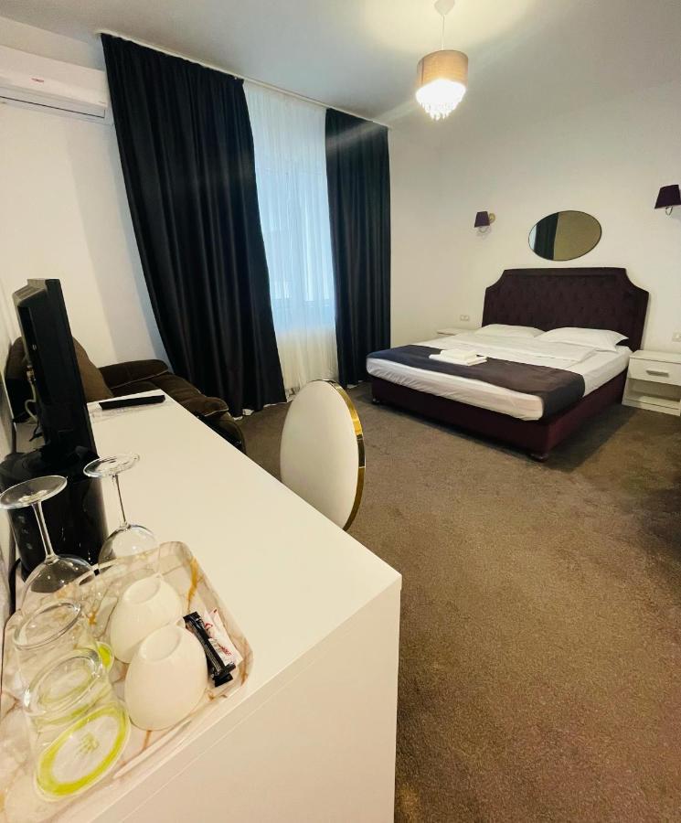 Hotel Cochet Boutique Târgu Jiu Esterno foto