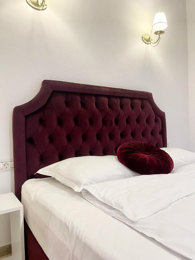 Hotel Cochet Boutique Târgu Jiu Esterno foto
