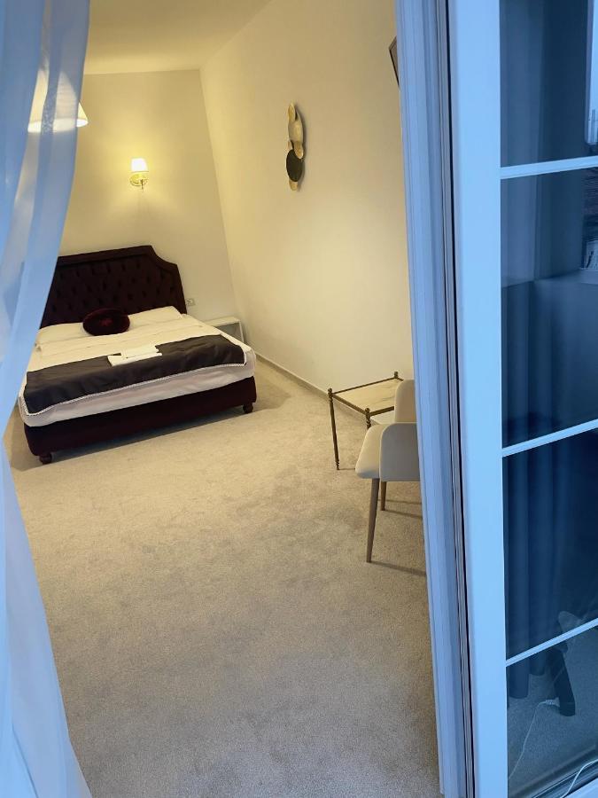Hotel Cochet Boutique Târgu Jiu Esterno foto