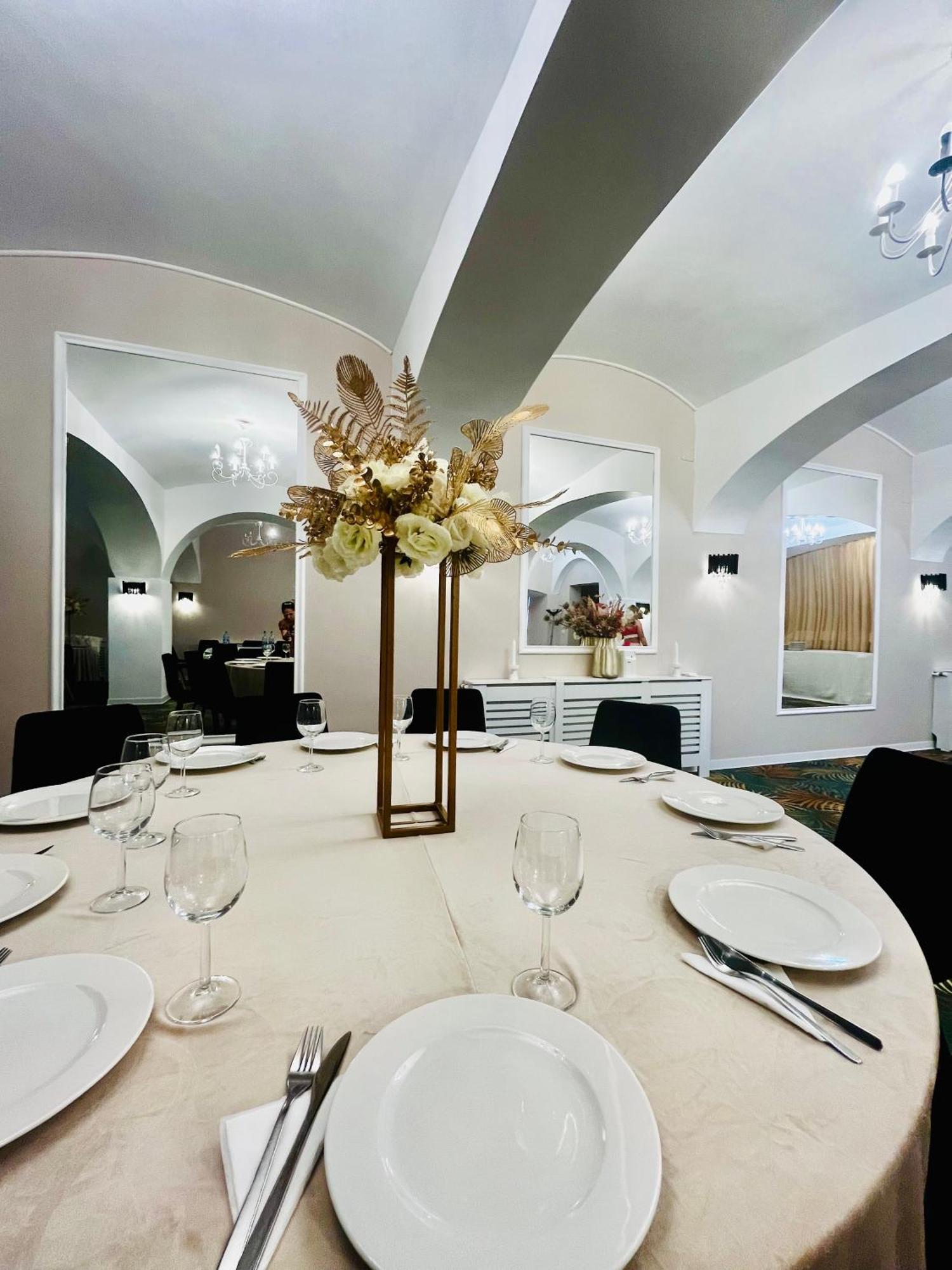 Hotel Cochet Boutique Târgu Jiu Esterno foto