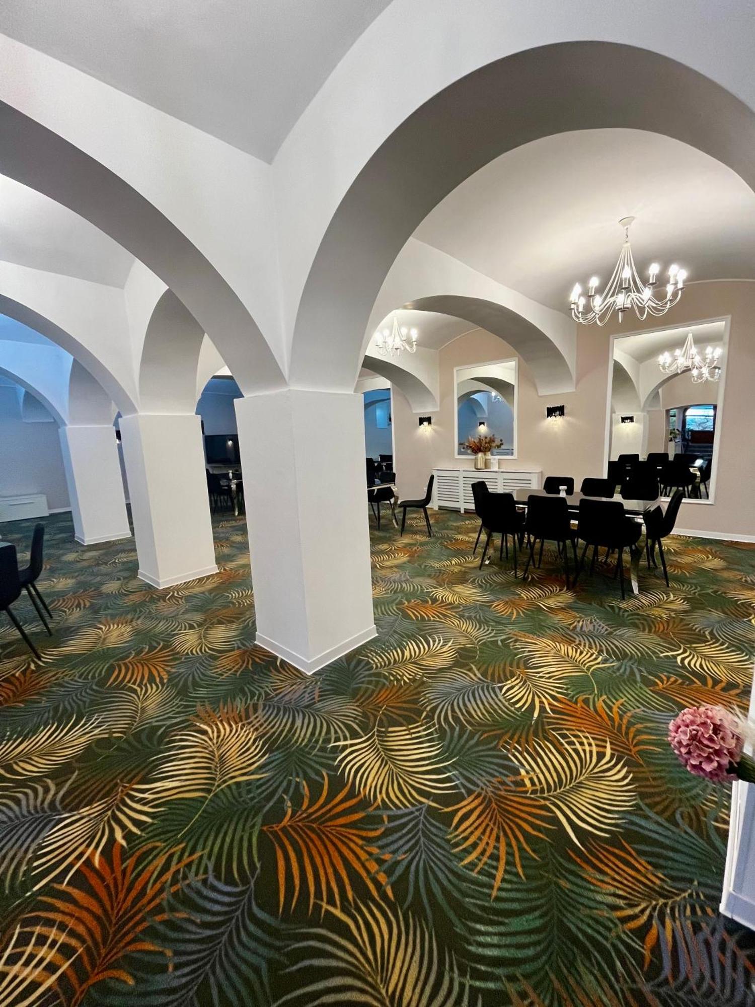 Hotel Cochet Boutique Târgu Jiu Esterno foto